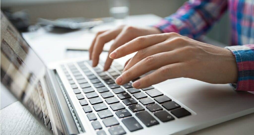 Contratar uma plataforma ou ter um sistema próprio