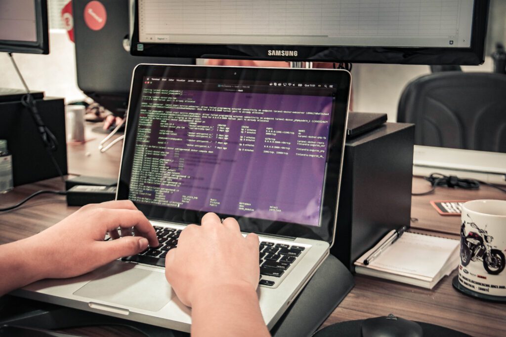 criar um sistema próprio ou contratar plataforma?